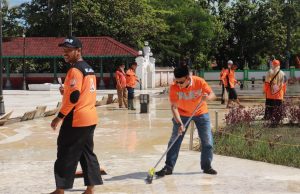 PKS Kota Serang Inisiasi Bersih-bersih Masjid Agung Banten