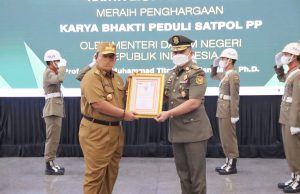 Gubernur Lampung Terima Penghargaan Karya Bhakti Peduli Satpol PP dari Menteri Dalam Negeri
