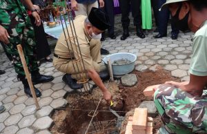 Qomaru Zaman Meletakan Batu Pertama Pembangunan Mushola Nur Jannah