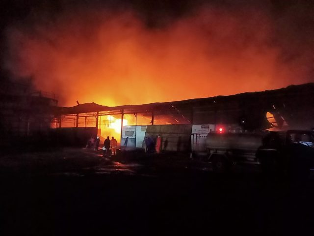 Situasi api melalap Pabrik Minyak CPO, Pukul 20.30 WIB