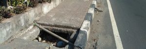 Salah satu trotoar rusak didepan sekolah Dasar Teladan, kota metro