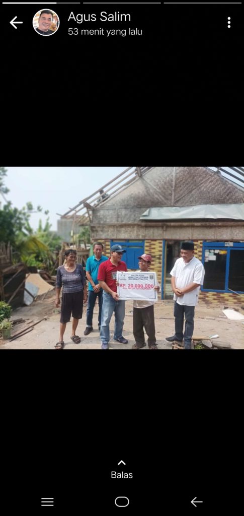 Walikota Metro, Wahdi Siradjuddin memberikan bantuan bedah rumah secara simbolis kepada Sugiono, warga Hadimulyo Barat, Metro pusat