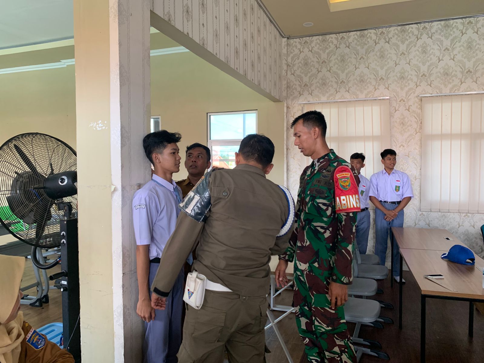 Tim Seleksi Capaska Metro sedang melakukan ukur ketinggian kepada Salah Satu Siswa di SMK Muhammadiyah 1Metro