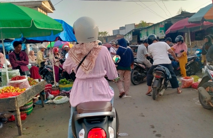 Potret suasana kondisi pasar pagi kota metro, perempatan jln Agus Salim