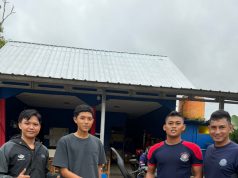 Damkar Metro Evakuasi Ular Kayu dari Sepeda Motor Warga