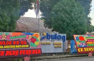 Puluhan Papan Bunga Hiasi Kantor Bulog Metro di HUT ke-59